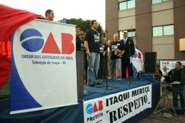 MANIFESTO 13 DE ABRIL - OAB lidera manifestao em frente ao Frum