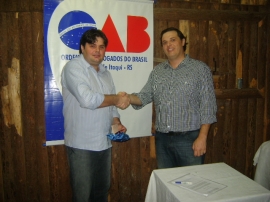 OAB Itaqui entrega carteira a novo advogado.